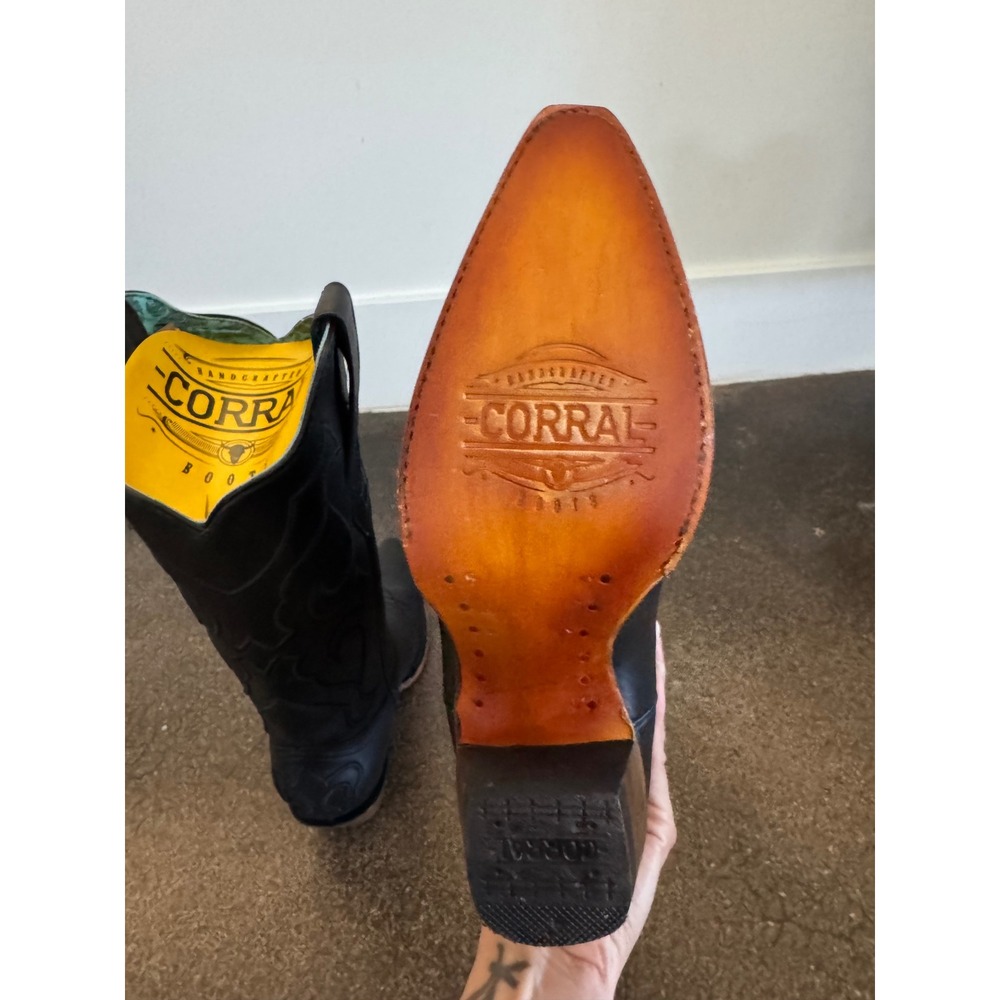 Corral Snip toe black stitching on black leather western boots - Picture 6 of 8